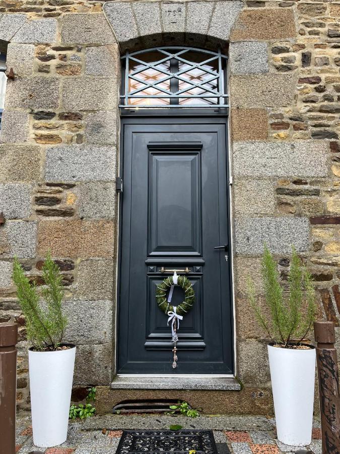 Mercier De Montigny - Les Chambres Du Beffroi - Spa Et Massage Fougeres Exterior photo