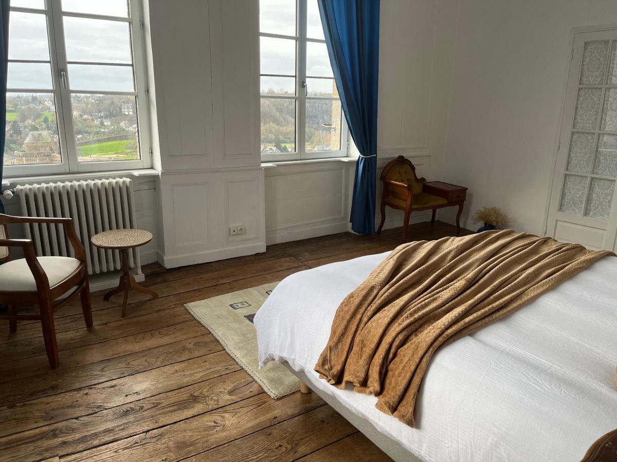 Mercier De Montigny - Les Chambres Du Beffroi - Spa Et Massage Fougeres Exterior photo
